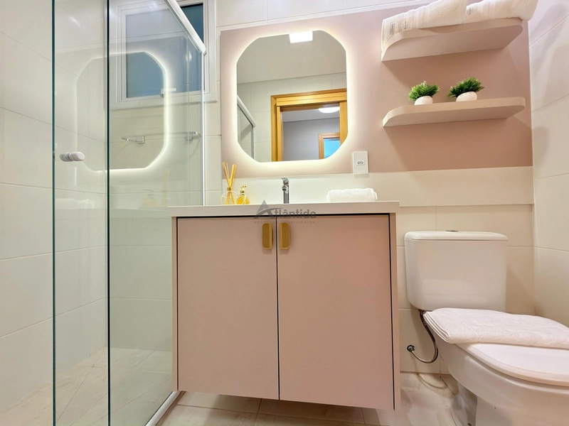 Apartamento no Centro de Capão da Canoa com 2 dormitórios, sacada de frente, sol da manhã, mobiliado e decorado, em edifício com piscina, salão de festas e sala de jogos.: 8ª foto da galeria de imagens do imóvel