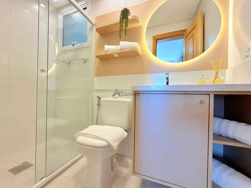 Apartamento no Centro de Capão da Canoa com 2 dormitórios, sacada de frente, sol da manhã, mobiliado e decorado, em edifício com piscina, salão de festas e sala de jogos.: 11ª foto da galeria de imagens do imóvel