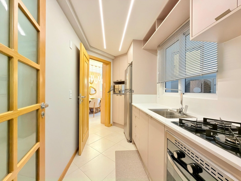 Apartamento no Centro de Capão da Canoa com 2 dormitórios, sacada de frente, sol da manhã, mobiliado e decorado, em edifício com piscina, salão de festas e sala de jogos.: 4ª foto da galeria de imagens do imóvel