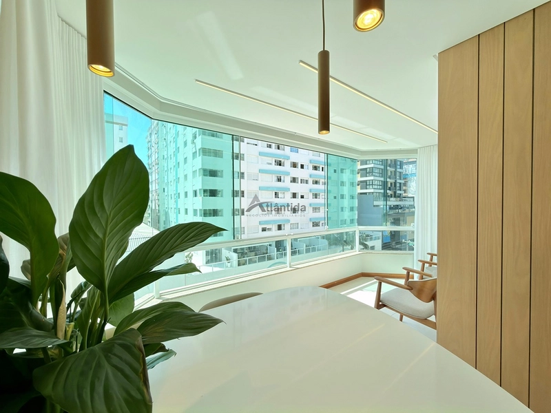 Apartamento no Centro de Capão da Canoa com 2 dormitórios, sacada de frente, sol da manhã, mobiliado e decorado, em edifício com piscina, salão de festas e sala de jogos.: 21ª foto da galeria de imagens do imóvel