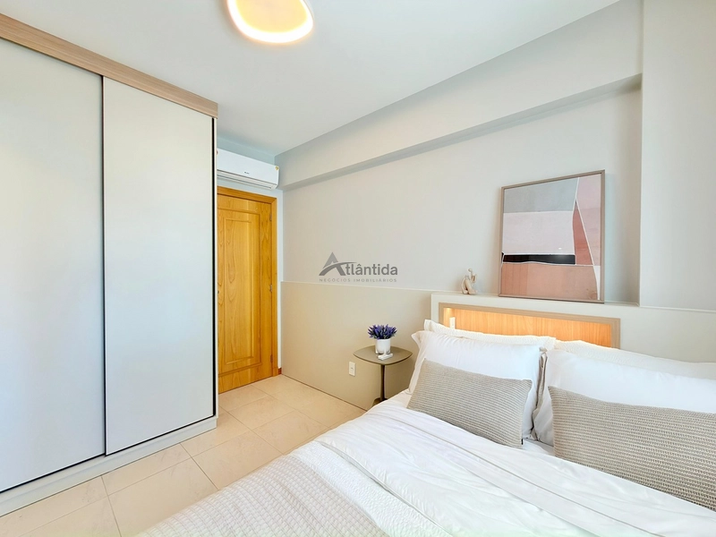 Apartamento no Centro de Capão da Canoa com 2 dormitórios, sacada de frente, sol da manhã, mobiliado e decorado, em edifício com piscina, salão de festas e sala de jogos.: 7ª foto da galeria de imagens do imóvel