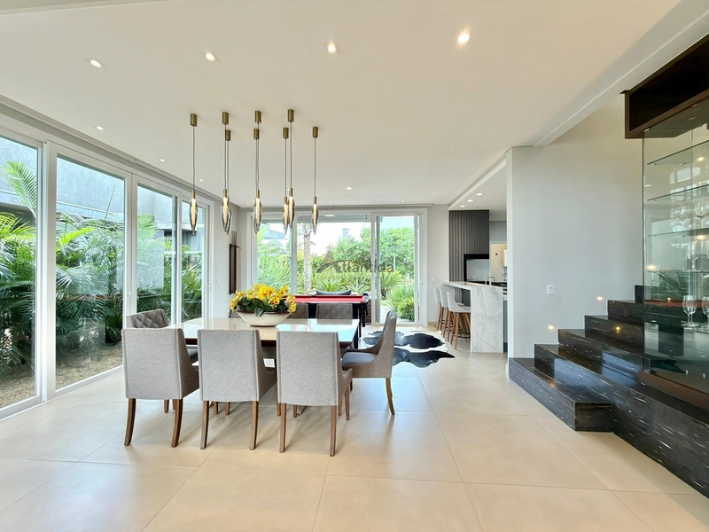 Sobrado no Capão Ilhas Resort com 300 m², 4 suítes, ambientes integrados, espaço gourmet, mobiliado e decorado, em lote amplo e condomínio com acesso privativo à lagoa.: 7ª foto da galeria de imagens do imóvel