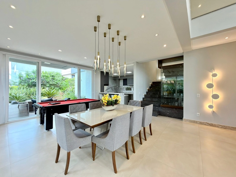 Sobrado no Capão Ilhas Resort com 300 m², 4 suítes, ambientes integrados, espaço gourmet, mobiliado e decorado, em lote amplo e condomínio com acesso privativo à lagoa.: 6ª foto da galeria de imagens do imóvel