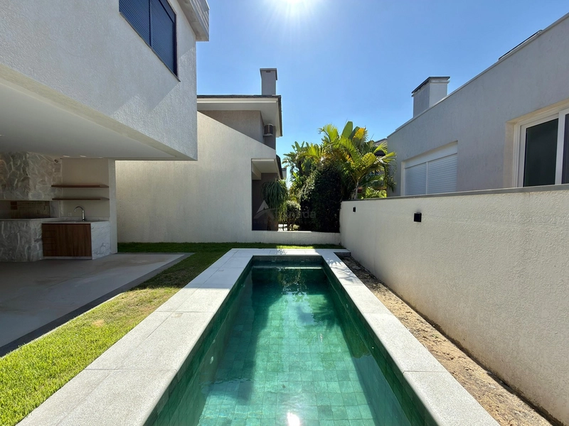 Casa no Condomínio Condado de Capão com 5 suítes, 250 m², piscina aquecida, energia fotovoltaica, living com pé-direito alto e frente para a infraestrutura.: 17ª foto da galeria de imagens do imóvel