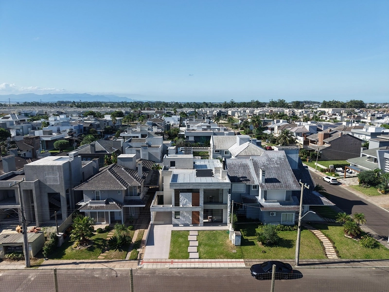 Casa no Condomínio Condado de Capão com 5 suítes, 250 m², piscina aquecida, energia fotovoltaica, living com pé-direito alto e frente para a infraestrutura.: 7ª foto da galeria de imagens do imóvel