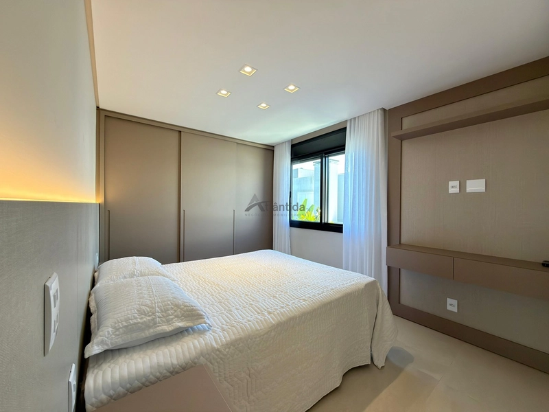 Casa no Condomínio Condado de Capão com 5 suítes, 250 m², piscina aquecida, energia fotovoltaica, living com pé-direito alto e frente para a infraestrutura.: 3ª foto da galeria de imagens do imóvel