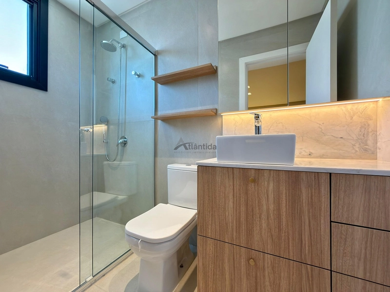 Casa no Condomínio Condado de Capão com 5 suítes, 250 m², piscina aquecida, energia fotovoltaica, living com pé-direito alto e frente para a infraestrutura.: 2ª foto da galeria de imagens do imóvel