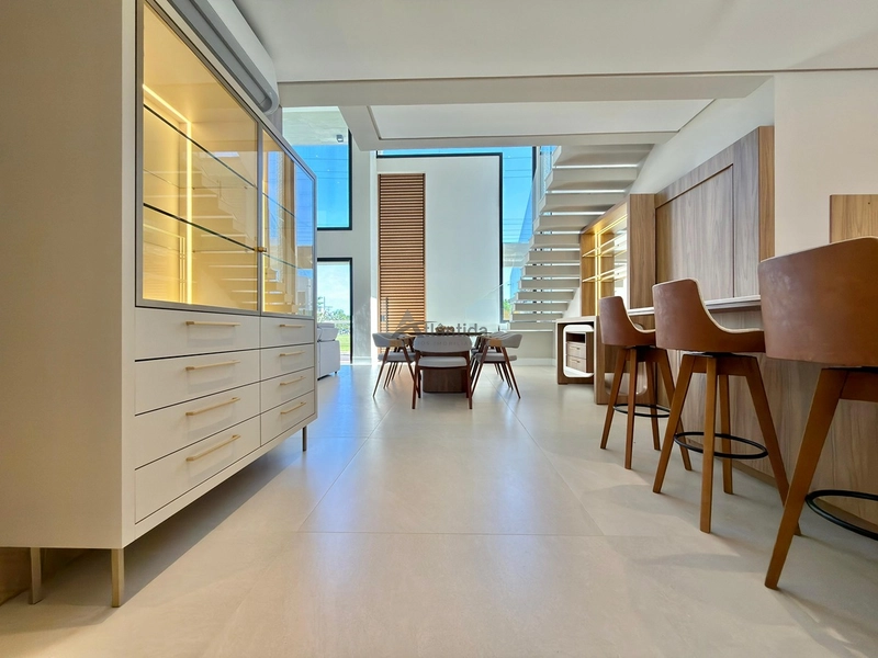 Casa no Condomínio Condado de Capão com 5 suítes, 250 m², piscina aquecida, energia fotovoltaica, living com pé-direito alto e frente para a infraestrutura.: 13ª foto da galeria de imagens do imóvel