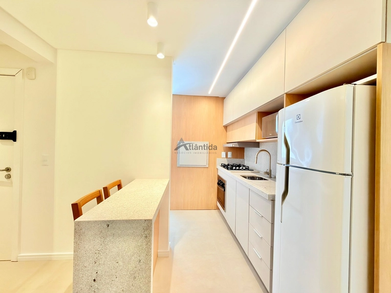 Apartamento mobiliado e decorado na Zona Nova, com 2 dormitórios, terraço em L, 101 m², 2 elevadores e vaga térrea de garagem.: 7ª foto da galeria de imagens do imóvel