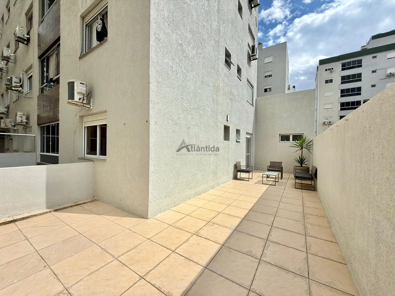 Apartamento mobiliado e decorado na Zona Nova, com 2 dormitórios, terraço em L, 101 m², 2 elevadores e vaga térrea de garagem.: 9ª foto da galeria de imagens do imóvel