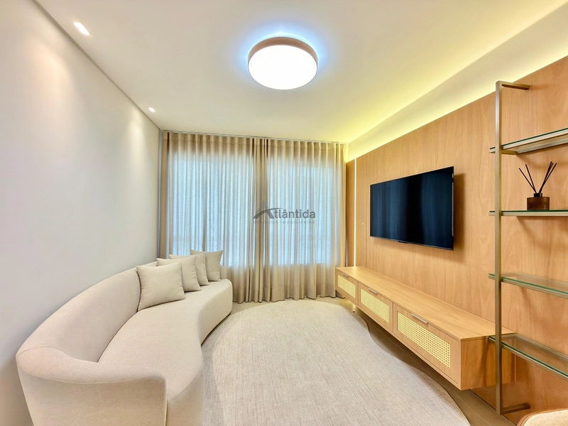 Apartamento mobiliado e decorado na Zona Nova, com 2 dormitórios, terraço em L, 101 m², 2 elevadores e vaga térrea de garagem.: 2ª foto da galeria de imagens do imóvel