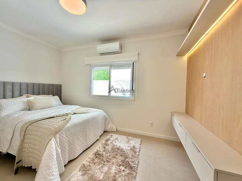 Apartamento mobiliado e decorado na Zona Nova, com 2 dormitórios, terraço em L, 101 m², 2 elevadores e vaga térrea de garagem.: 14ª foto da galeria de imagens do imóvel