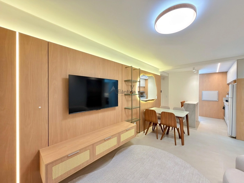 Apartamento mobiliado e decorado na Zona Nova, com 2 dormitórios, terraço em L, 101 m², 2 elevadores e vaga térrea de garagem.: 3ª foto da galeria de imagens do imóvel