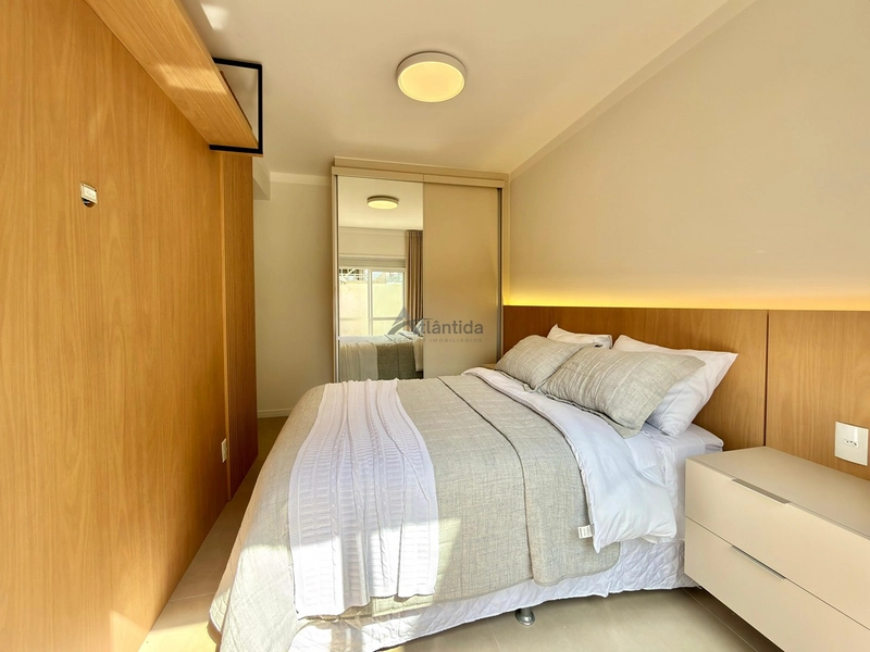 Apartamento mobiliado e decorado na Zona Nova, com 2 dormitórios, terraço em L, 101 m², 2 elevadores e vaga térrea de garagem.: 11ª foto da galeria de imagens do imóvel