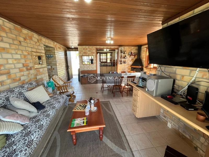 Casa com piscina: 3ª foto da galeria de imagens do imóvel