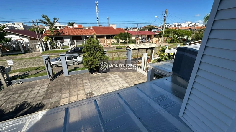 Sobrado 3 Dormitórios com Suíte em Capão Novo: 2ª foto da galeria de imagens do imóvel