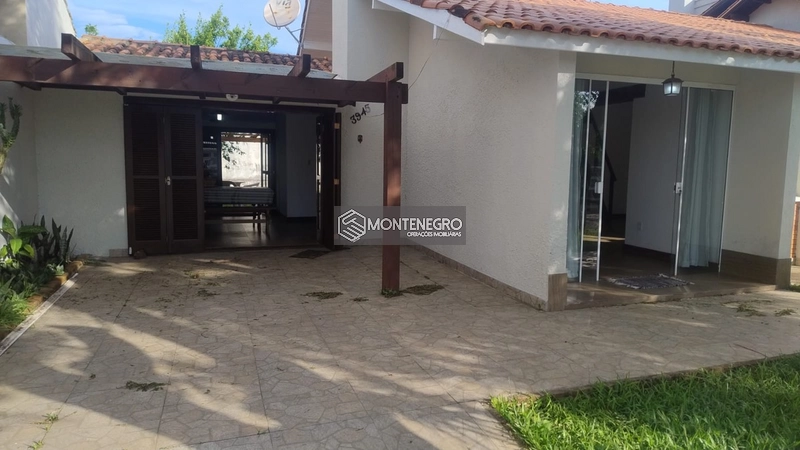 Casa 3 Dormitórios com Lareira em Capão Novo: 1ª foto da galeria de imagens do imóvel