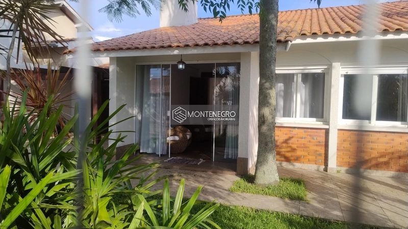 Casa 3 Dormitórios com Lareira em Capão Novo: 2ª foto da galeria de imagens do imóvel