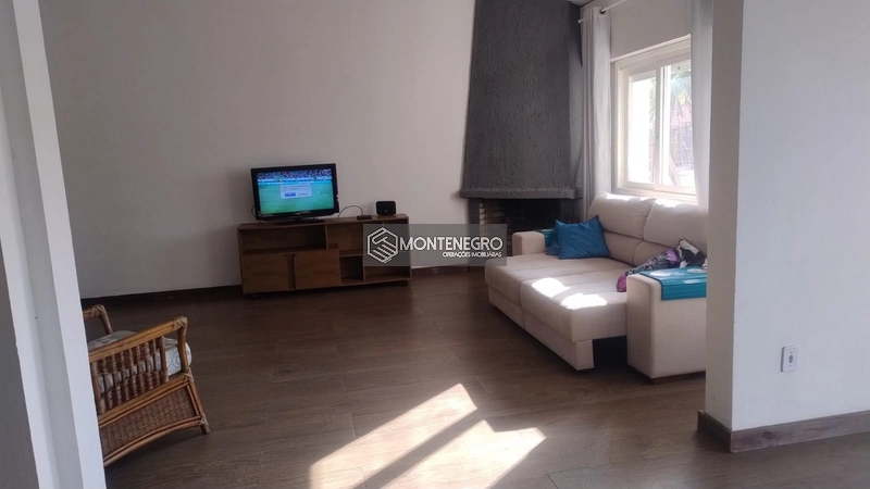 Casa 3 Dormitórios com Lareira em Capão Novo: 3ª foto da galeria de imagens do imóvel