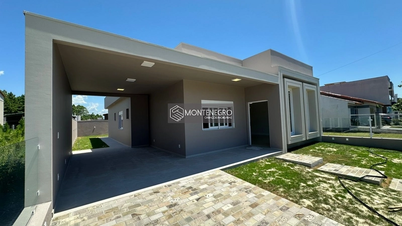 Casa Alto Padrão 3 Dormitórios em Capão Novo: 1ª foto da galeria de imagens do imóvel