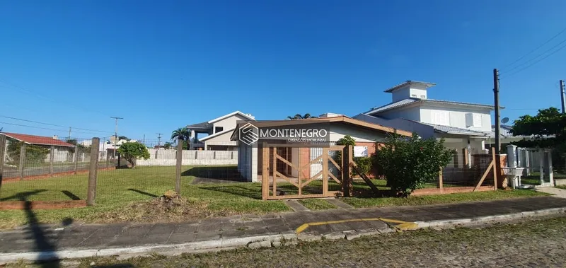 Casa bem localizada em Capão Novo: 2ª foto da galeria de imagens do imóvel