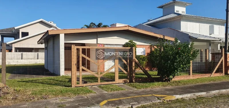 Casa bem localizada em Capão Novo: 1ª foto da galeria de imagens do imóvel