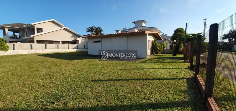 Casa bem localizada em Capão Novo: 3ª foto da galeria de imagens do imóvel