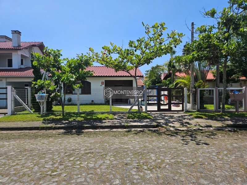 Casa 2 Dormitórios com Salão de Festas em Capão Novo: 1ª foto da galeria de imagens do imóvel