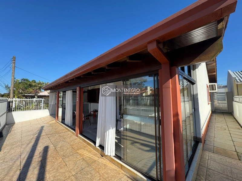 Casa Mobiliada 2 Dormitórios com Pátio Privativo em Capão Novo: 2ª foto da galeria de imagens do imóvel