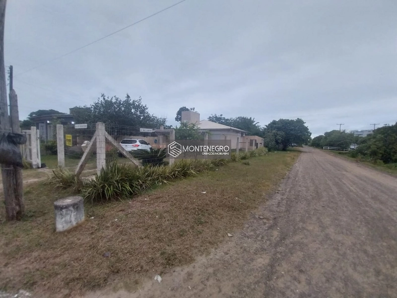Casa 2 Dormitórios em Terreno de Esquina em Capão Novo: 2ª foto da galeria de imagens do imóvel