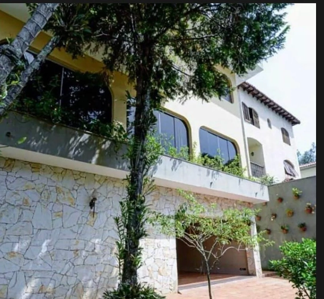 Sobrado amplo e imponente: 1ª foto da galeria de imagens do imóvel