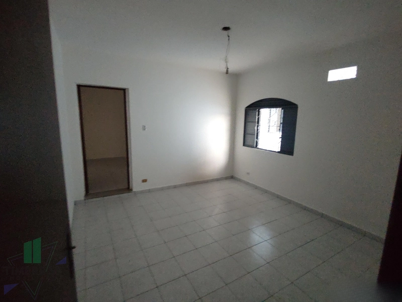 Casa térrea com 3 dormitórios e quintal: 4ª foto da galeria de imagens do imóvel