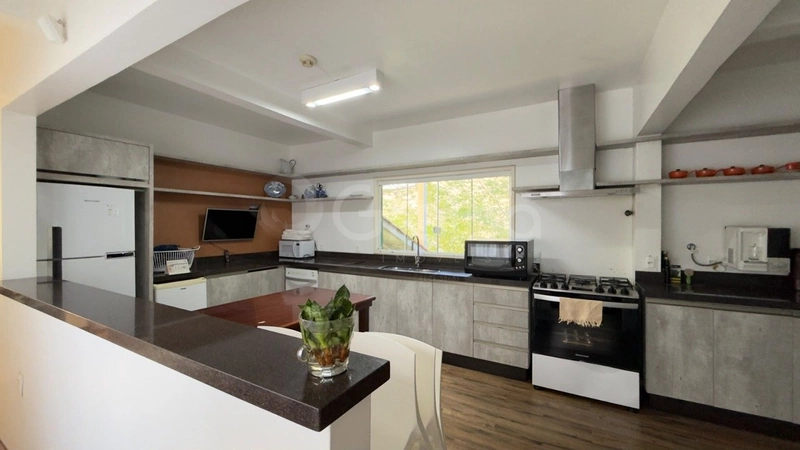Casa de 224m² com 6 dormitórios na Agronômica: 5ª foto da galeria de imagens do imóvel