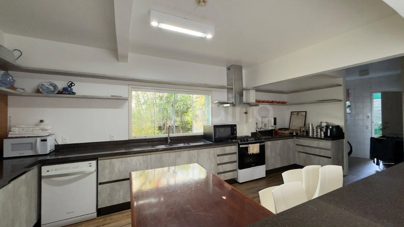 Casa de 224m² com 6 dormitórios na Agronômica: 6ª foto da galeria de imagens do imóvel