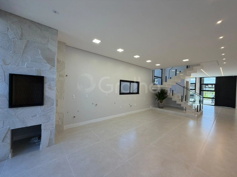 Casa Residencial de 192 m² com 3 quartos sendo 1 suíte em Canasvieiras: 2ª foto da galeria de imagens do imóvel