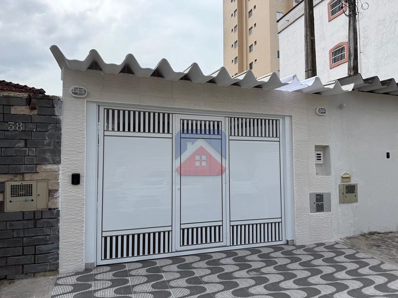 CASA 2 DORMITÓRIOS REFORMADA A 20 METROS DA PRAIA : 1ª foto da galeria de imagens do imóvel