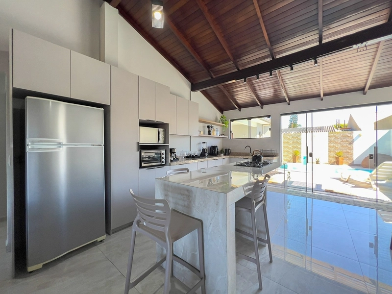 Casa com Piscina Aquecida e Espaço Gourmet a 500m do Mar: 13ª foto da galeria de imagens do imóvel