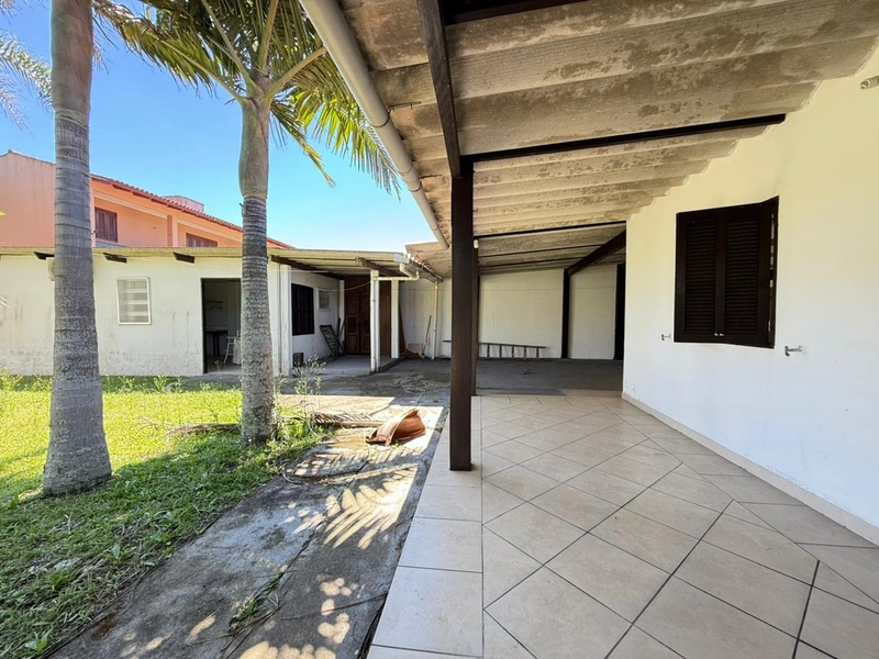 Casa á  Venda com Ótima Localização, Frente Leste e Pátio Amplo!: 3ª foto da galeria de imagens do imóvel