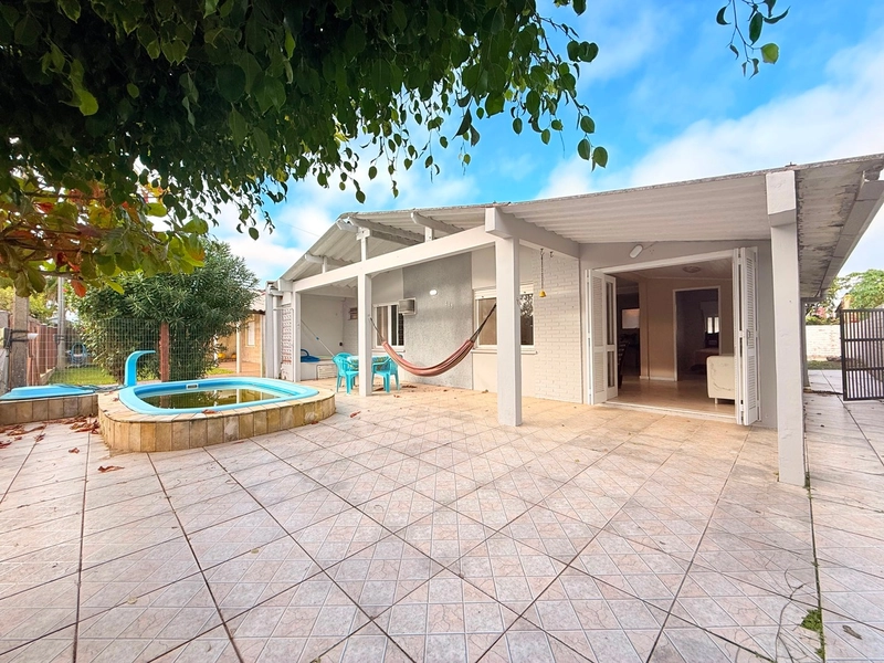 Ótima Casa em Atlântida Sul com 3 Dormitórios e Piscina Privativa!: 1ª foto da galeria de imagens do imóvel