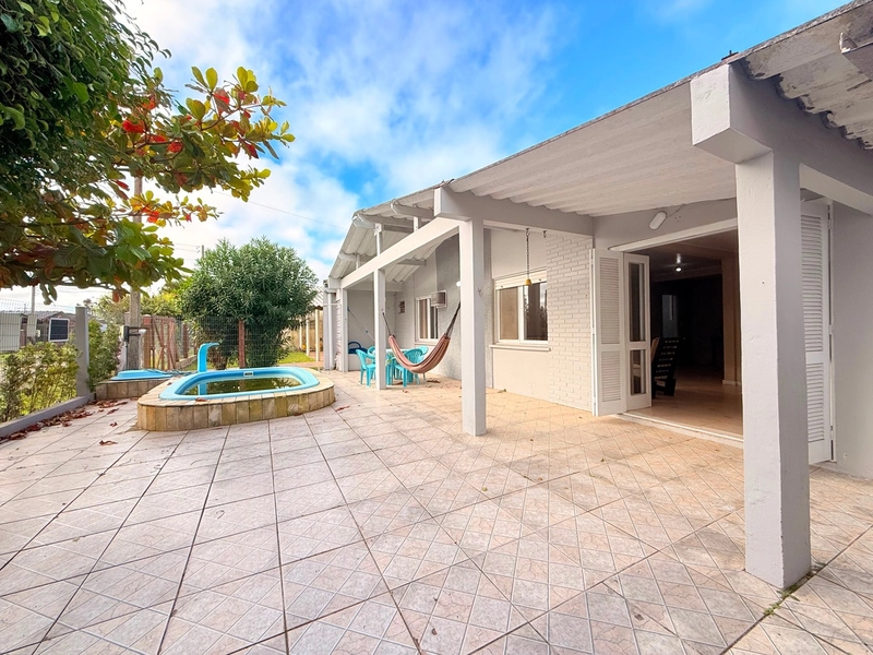 Ótima Casa em Atlântida Sul com 3 Dormitórios e Piscina Privativa!: 2ª foto da galeria de imagens do imóvel