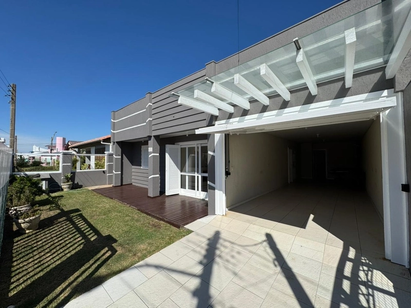 Ótima Casa em Atlântida Sul com 3 Dormitórios e 2 Banheiros Sociais!: 1ª foto da galeria de imagens do imóvel