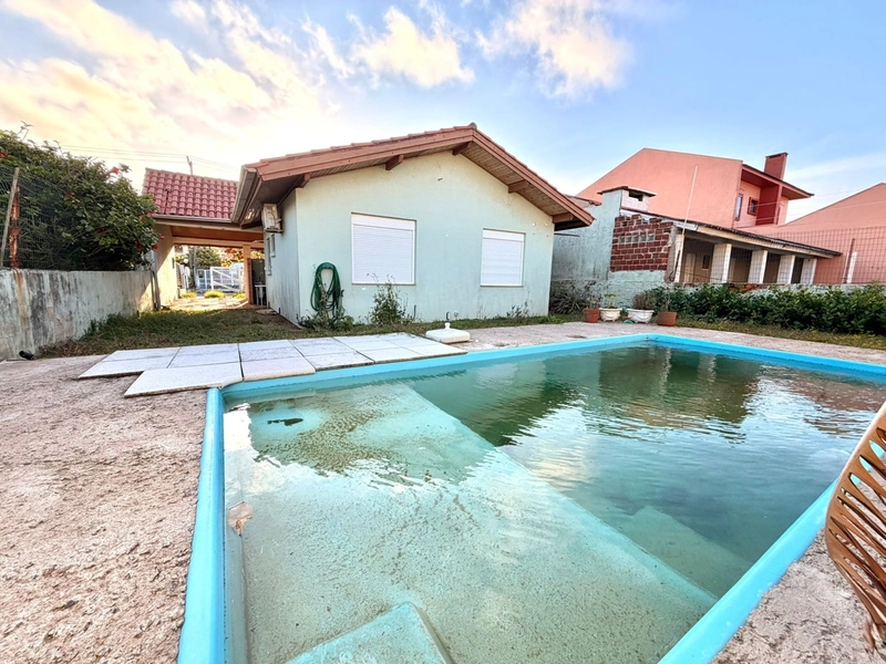Ótima Casa em Atlântida Sul com 3 Dormitórios e Piscina: 1ª foto da galeria de imagens do imóvel