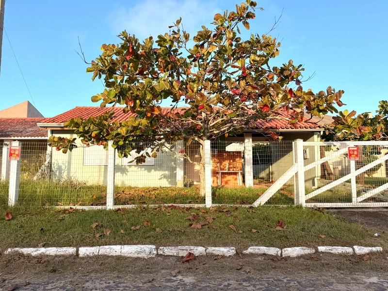 Ótima Casa em Atlântida Sul com 3 Dormitórios e Piscina: 4ª foto da galeria de imagens do imóvel