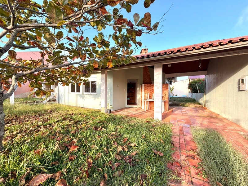 Ótima Casa em Atlântida Sul com 3 Dormitórios e Piscina: 3ª foto da galeria de imagens do imóvel
