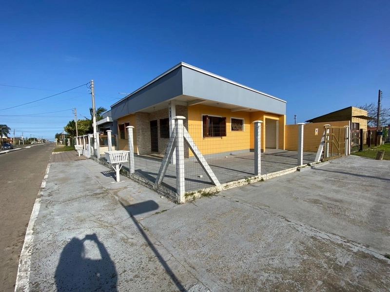 Casa com Suíte, Varanda com Churrasqueira e 98m² de Construção: 2ª foto da galeria de imagens do imóvel