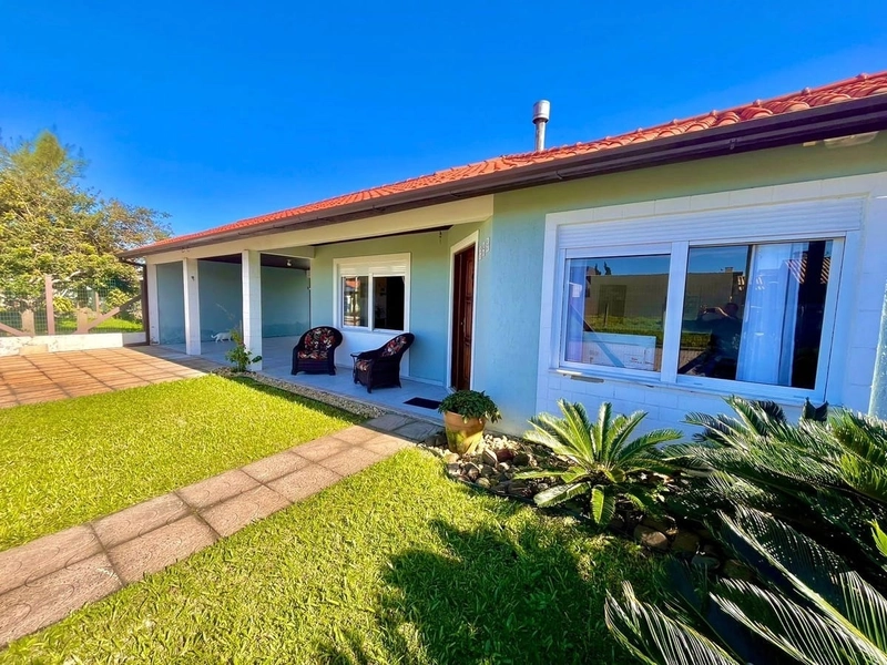 Casa com Suíte, Churrasqueira e Living Integrado: 1ª foto da galeria de imagens do imóvel