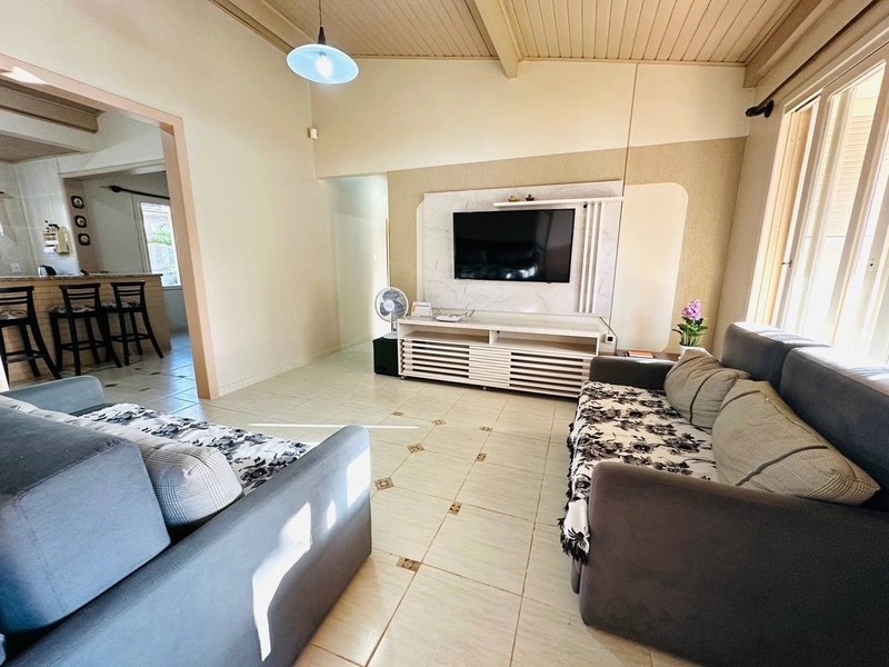 Ótima Casa com 4 Dormitórios e 2 Banheiros Sociais: 3ª foto da galeria de imagens do imóvel