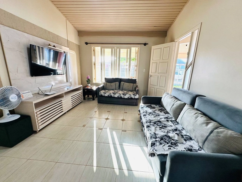 Ótima Casa com 4 Dormitórios e 2 Banheiros Sociais: 4ª foto da galeria de imagens do imóvel