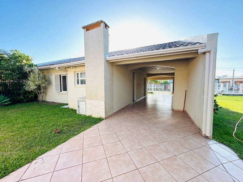 Ótima Casa com 4 Dormitórios e 2 Banheiros Sociais: 19ª foto da galeria de imagens do imóvel
