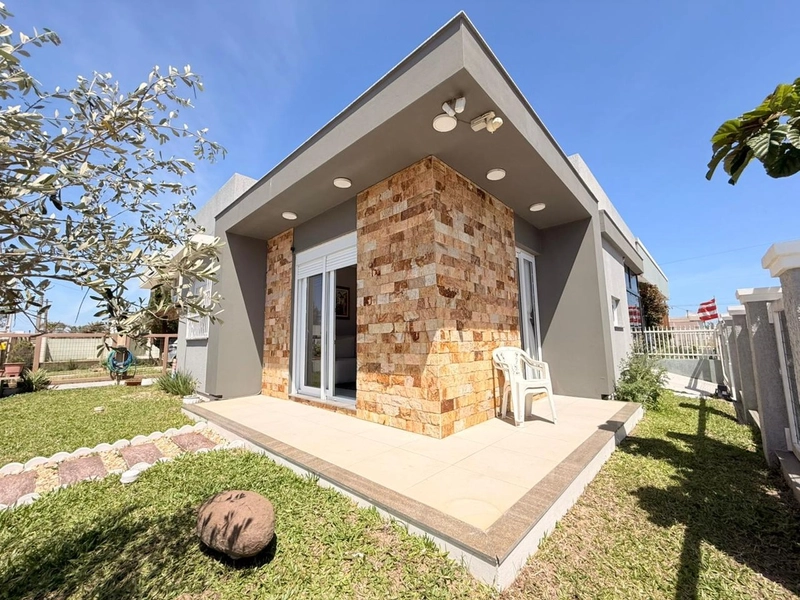 Casa Geminada com Suíte, Churrasqueira e Garagem Fechada!: 1ª foto da galeria de imagens do imóvel